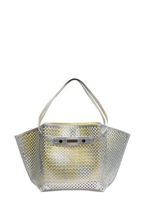 Sac fourre-tout perforé argenté avec intérieur jaune, deux poignées et un fond plat. Présente une fermeture simple et des accents matériels visibles.