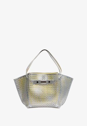 Zilveren geperforeerde draagtas met gele binnenkant, dubbele handvatten en een platte bodem. Heeft een eenvoudige sluiting en zichtbare hardwareaccenten.