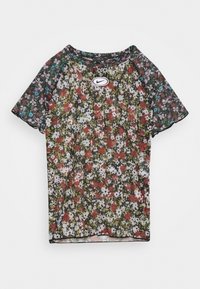 Košile s krátkým rukávem s květinovým vzorem v černé, červené a bílé barvě s logem Nike na hrudi; lehký a prodyšný design.