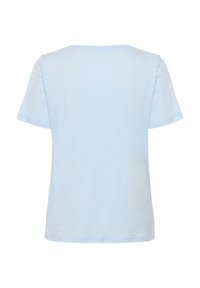 Ljusblå T-shirt med kort ärm och rund hals, tillverkad av mjukt tyg med en jämn yta och avslappnad passform. Inga synliga logotyper eller mönster.