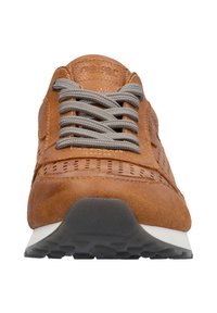 Tan mockasiner i mocka med grå snören, perforerat mönster på sidan, gummisula och rundad tå. Har en vadderad tunga.