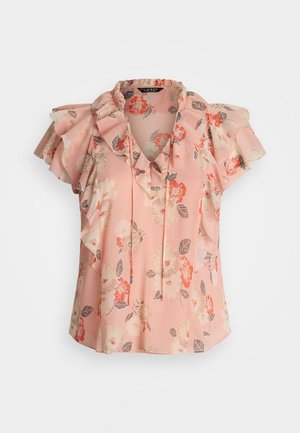 Blusa floral em tecido rosa suave com ombros franzidos, decote em V e padrões florais em tons de vermelho, branco e cinza. Textura leve.