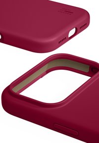 iDeal of Sweden SAFE IPHONE 17 PRO - Telefoonhoesje - cranberry