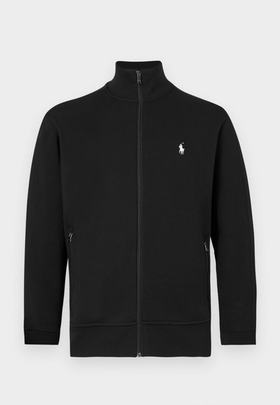 Černá bunda na zip s vysokým límcem, dlouhými rukávy, dvěma bočními kapsami na zip a malým bílým logem hráče polo na hrudi.