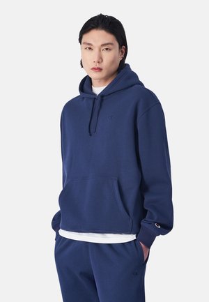 Dunkelblauer Hoodie aus weichem Stoff mit einer Vorderseite-Tasche, Kordelzugkapuze und gesticktem Logo auf der Brust. Hat einen lässigen Schnitt.