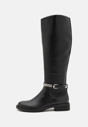 Bottes hautes en cuir noir à texture lisse, avec une boucle décorative argentée et une sangle texturée en accent. Bout carré, talon bas carré.