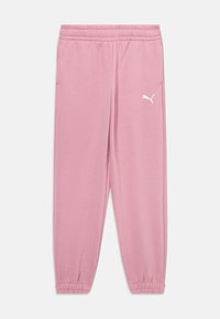 Rote Jogginghose aus weichem Stoff, mit schmal zulaufendem Schnitt, elastischem Bund und Bündchen, mit einem weißen Puma-Logo an der Seite.