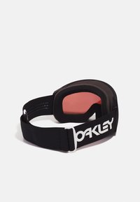 Sorte skibriller med skumramme, rosa linse og justerbar stropp med hvit "Oakley" merking.