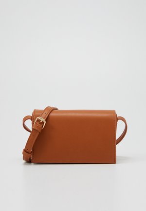 Petit sac bandoulière rectangulaire en cuir fauve avec sangle réglable et boucle dorée sur un fond clair uni.