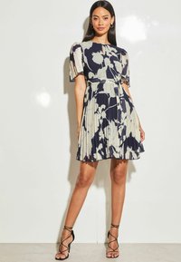 Lipsy FLUTTER SLEEVE REGULAR FIT - Denné šaty - navy blue floral