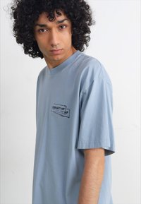 Carhartt WIP STAMP - Triko s potiskem - misty sky/black