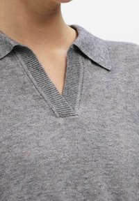 Szary wełniany sweter z dekoltem w kształcie V i kołnierzykowym designem. Posiada prążkowaną teksturę na kołnierzu oraz delikatne różnice kolorystyczne.