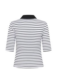 Randig polo-shirt med svart och vita horisontella ränder, korta ärmar och en svart krage. Tyget verkar mjukt med en slät finish.