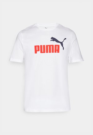 T-shirt bianca a maniche corte con grande scritta rossa "PUMA" e logo del puma nero in salto sul petto.