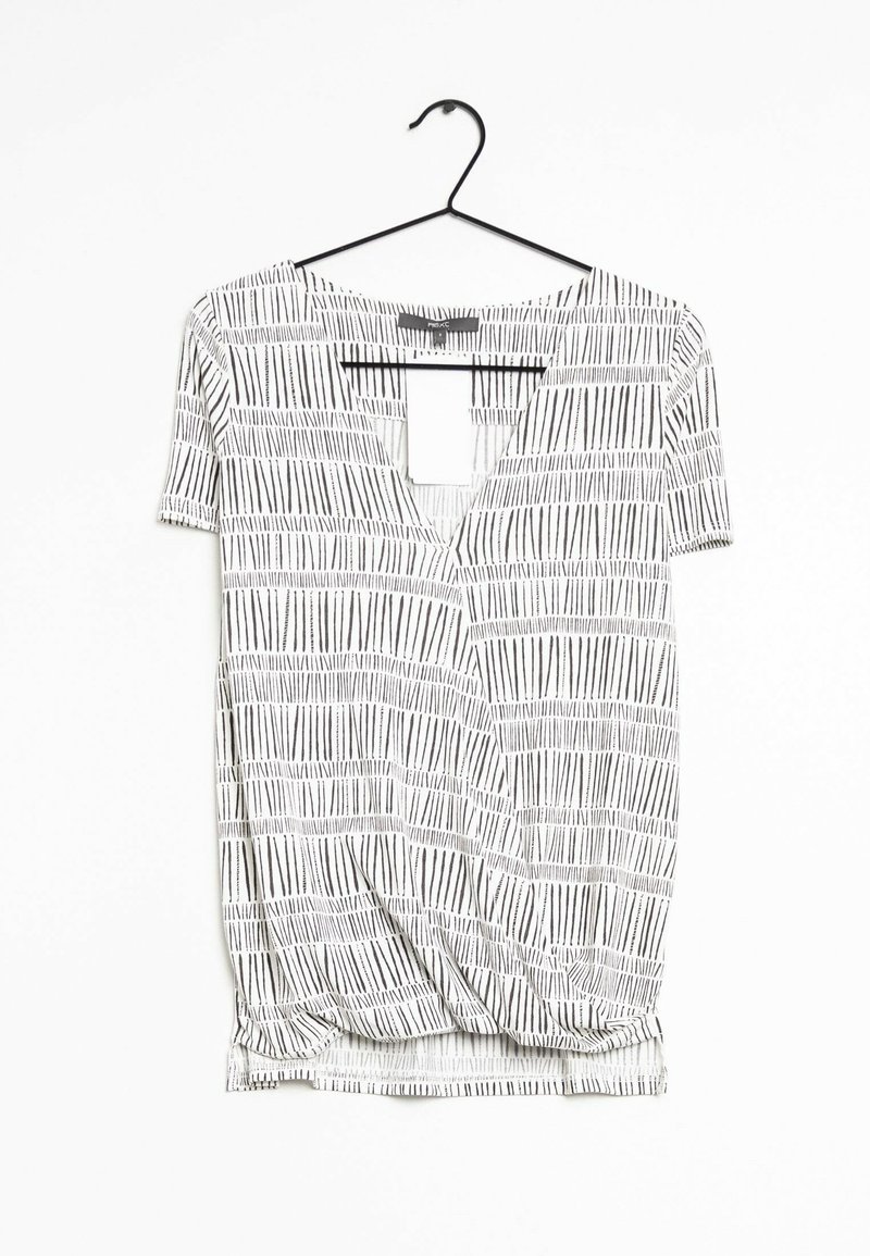 Top a maniche corte con scollo a V bianco con motivo lineare nero. Tessuto morbido, orlo arricciato, dettaglio a occhiello sul retro. Appeso a un gancio nero.