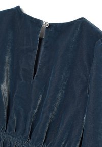 Tiefblaue Samtkleid mit einem Schlüsselloch-Rücken, rundem, klarem Knopfverschluss und gerafftem Taillenband. Weiche Textur mit einem leichten Glanz.