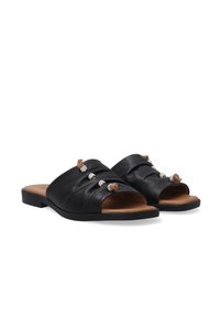 Sandales à glissière en cuir noir avec un dessus courbé, trois embellissements décoratifs et une semelle plate avec une semelle intérieure beige.