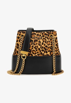 Læderspandtaske i leopardprint med sort læderbund, guld kædestropp og logo detaljer på fronten.