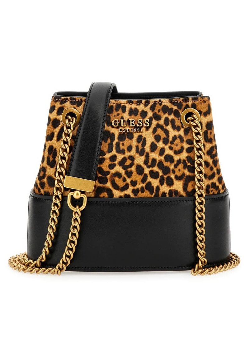 Bolso tipo bucket de tela con estampado de leopardo, base de cuero negro, correa de cadena dorada para el hombro y detalle del logo en la parte frontal.