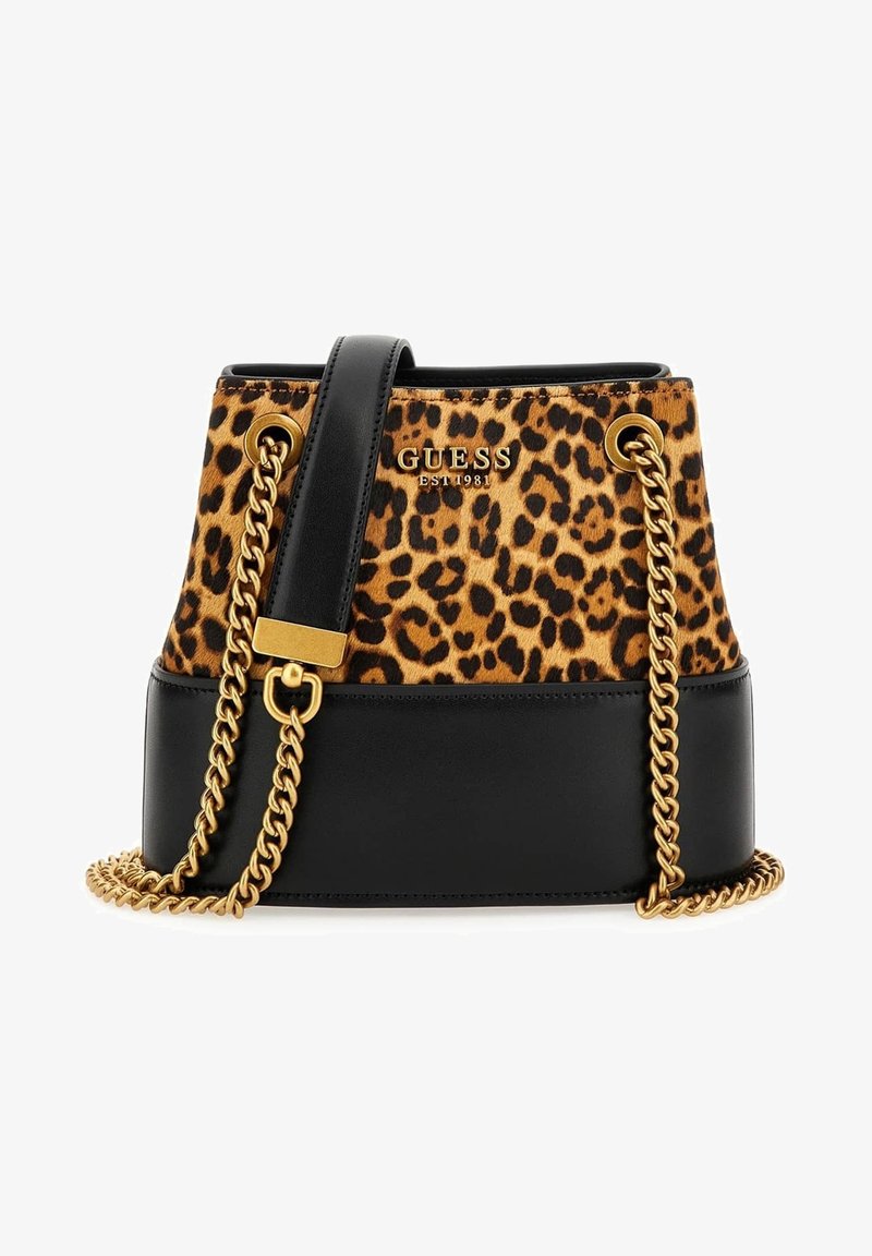 Bolso tipo bucket de tela con estampado de leopardo, base de cuero negro, correa de cadena dorada para el hombro y detalle del logo en la parte frontal.