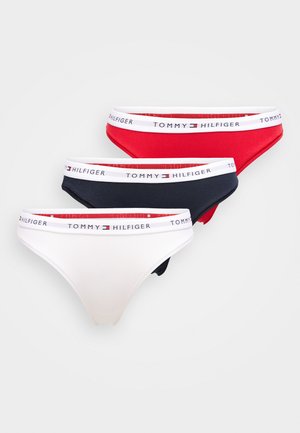 Tri para ženske donjeg rublja Tommy Hilfiger u crvenoj, mornarsko plavoj i bijeloj boji. Svaki par ima elastični pojas s robnom markom i izrađen je od pamuka.