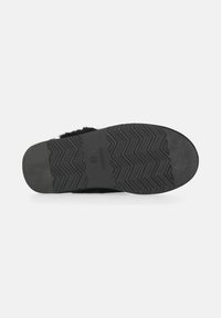 Sort slippersål med en tekstureret gummisål, der har zigzag-mønstre og rund tå. Præget logo og størrelsesdetaljer synligt.