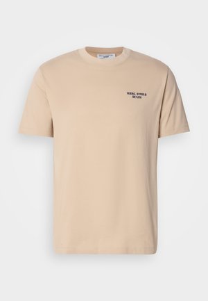 Beige bomulds t-shirt med korte ærmer, rund halsudskæring og et lille mørkeblå logo på venstre bryst. Glat tekstur, enkelt design.