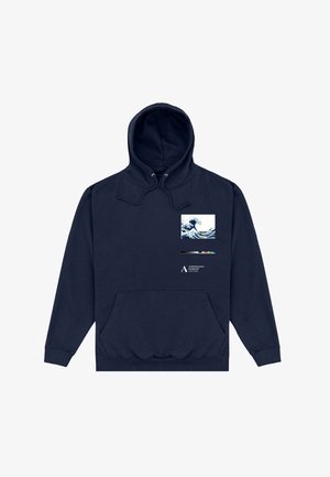 Námořnická modrá mikina s kapucí a přední kapsou, zdobená malou grafikou vlny a textovými logy. Tkanina vypadá jemně a texturovaně.