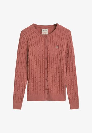 Cardigan lavorato a maglia in un morbido rosa corallo, caratterizzato da un motivo a trecce, scollatura rotonda e chiusura frontale con bottoni. Piccolo logo ricamato sul petto.