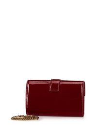 Červená lakovaná psaníčko s cylindrickým tvarem, magnetickým zapínáním a zlatým řetízkem. Hladký povrch s lesklým finišem.