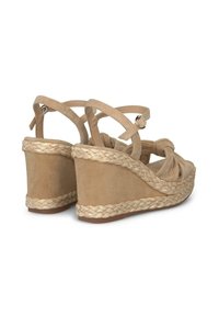 Sandali con zeppa in suede beige, dettagli in juta intrecciata e cinturino alla caviglia regolabile. Il design annodato nella parte anteriore aggiunge texture.