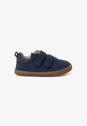 Zapatillas infantiles de color azul marino, hechas de un tejido suave, con dos correas de velcro, suela de goma y un discreto gráfico de un oso en el lateral.