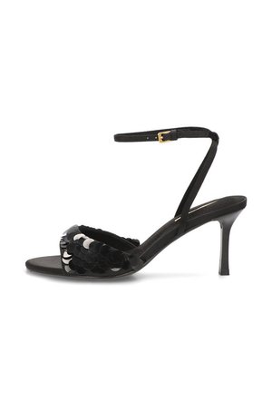 Sandalia negra de tacón alto con correa en el tobillo y parte frontal decorada con grandes lentejuelas negras sobre fondo blanco.