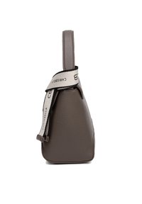 Borsa a mano in pelle grigia con finitura testurizzata, manico corto e tracolla in tessuto a contrasto con scritte nere.