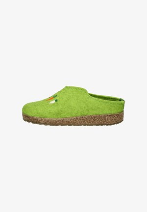 Sabots en feutre vert avec une surface texturée, ornés de motifs de carottes brodés sur le devant, et une semelle en liège naturel.