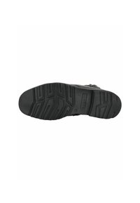 Semelle de chaussure noire en caoutchouc texturé pour une adhérence, avec un design segmenté et un logo de marque. Forme plate et arrondie avec un motif de semelle robuste.