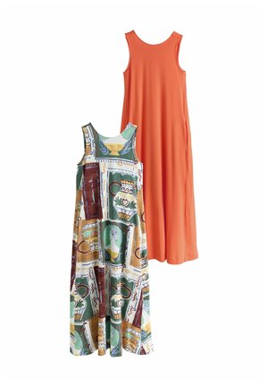Dwie sukienki maxi bez rękawów, jedna w jednolitym pomarańczowym kolorze, druga wzorzysta z motywami wazonów i geometrycznych kształtów w odcieniach zieleni, brązu i żółci.
