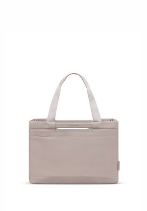 Rechteckige beige Tragetasche mit langen Stoffgriffen und einem horizontalen Griffausschnitt mit der Aufschrift "KAPTEN & SON" auf weißem Hintergrund.