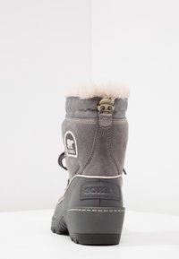 Šedá nepromokavá bota s měkkým límcem z umělé kožešiny, vystuženou patou a robustní gumovou podešví, šněrovacím designem a detaily s logem.