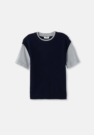 Suéter de punto azul marino con mangas cortas grises, cuello redondo y textura acanalada. Presenta colores contrastantes en un diseño en capas.