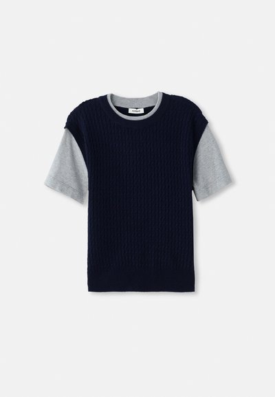 Pulover tricotat bleumarin cu mâneci scurte gri, guler rotund și textură riblată. Prezintă culori contrastante într-un design stratificat.