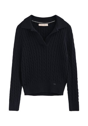 Marineblauer Strickpullover mit Kabelmuster, ausgestattet mit einem spitzen Kragen und geripptem Saum sowie Bündchen. Das Etikett trägt die Aufschrift "POLO CLUB."