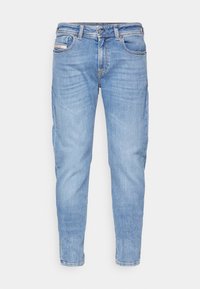 Jeans de denim azul claro con un ajuste holgado, cinco bolsillos y cierre de botones. Cuenta con un desvanecimiento sutil y costuras en contraste.