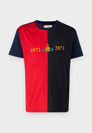 Lühikese varrukaga T-särk, millel on jagatud disain punase ja tumesinise värviga, kaunistatud kollase tekstiga "1971" ja "2071" ning graafilise logoga.