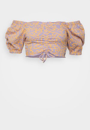 Ljubičasti off-shoulder crop top s žutim cvjetnim uzorkom, napučenim kratkim rukavima i nabranim detaljem s vezicom na prednjem dijelu.