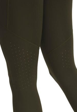 Olivgrüne Leggings mit glatter Textur, die über Belüftungslöcher an den Unterschenkeln und abgerundete Nahtakzente für eine verbesserte Passform verfügen.