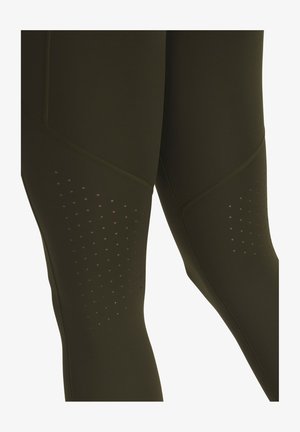Olivgrüne Leggings mit glatter Textur, die über Belüftungslöcher an den Unterschenkeln und abgerundete Nahtakzente für eine verbesserte Passform verfügen.