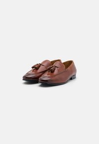 Brune skinn loafers med dusk, avrundet tå, glatt tekstur, diskrete sømdetaljer og lav hæl.