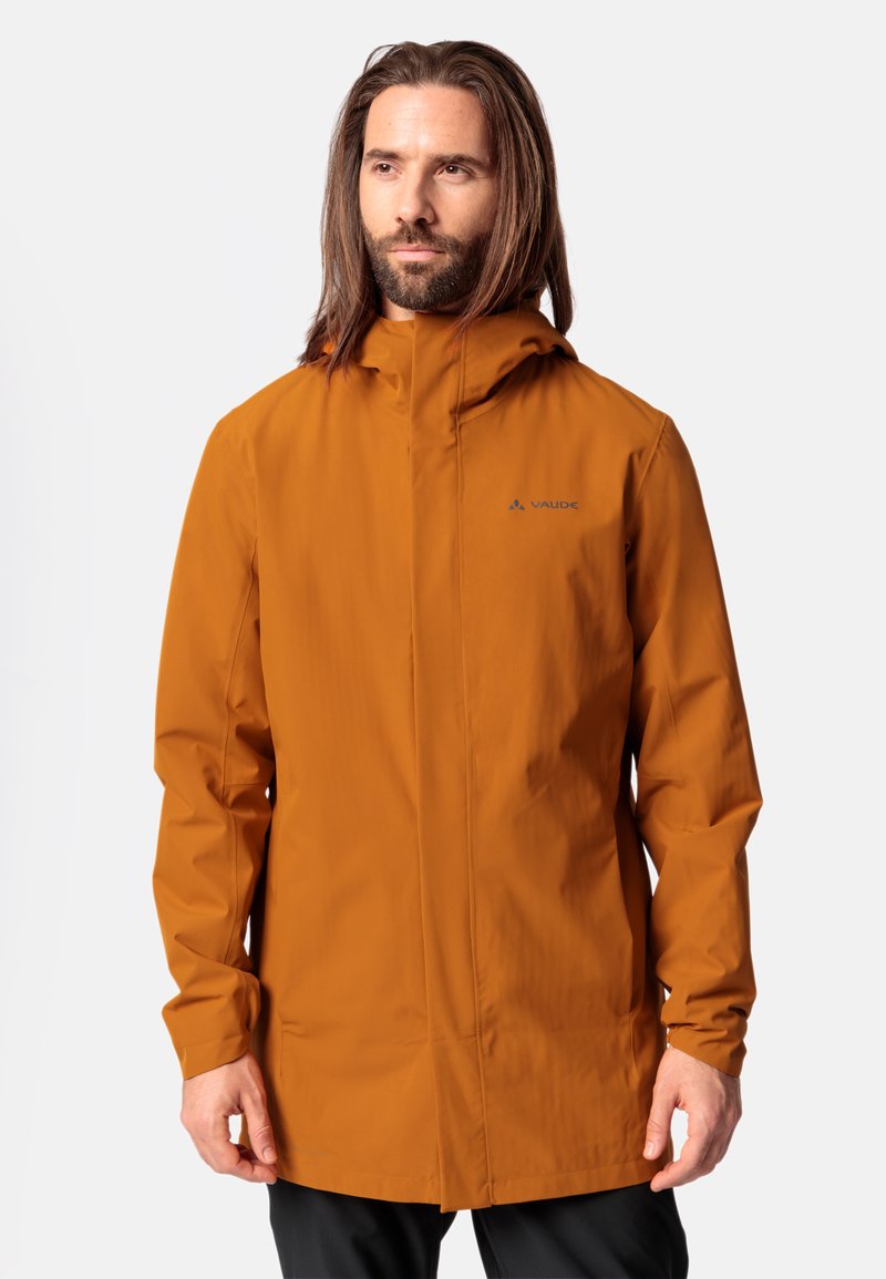Veste imperméable pour hommes en orange brûlé, avec un col montant, une capuche et un design élégant. Le matériau semble lisse, léger et résistant à l'eau.