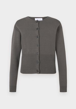 Hall hallitud kardigan ümmarguse kaelusega, pikkade varrukatega ja ees nööpidega kinnitatav. Omadused hõlmavad soonitud äärt ja varrukaotsi.